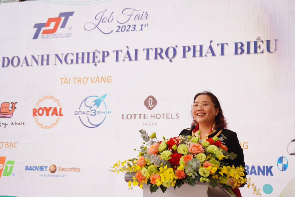Bà Nguyễn Thị Hoàng Quyên chia sẻ góc nhìn của doanh nghiệp.