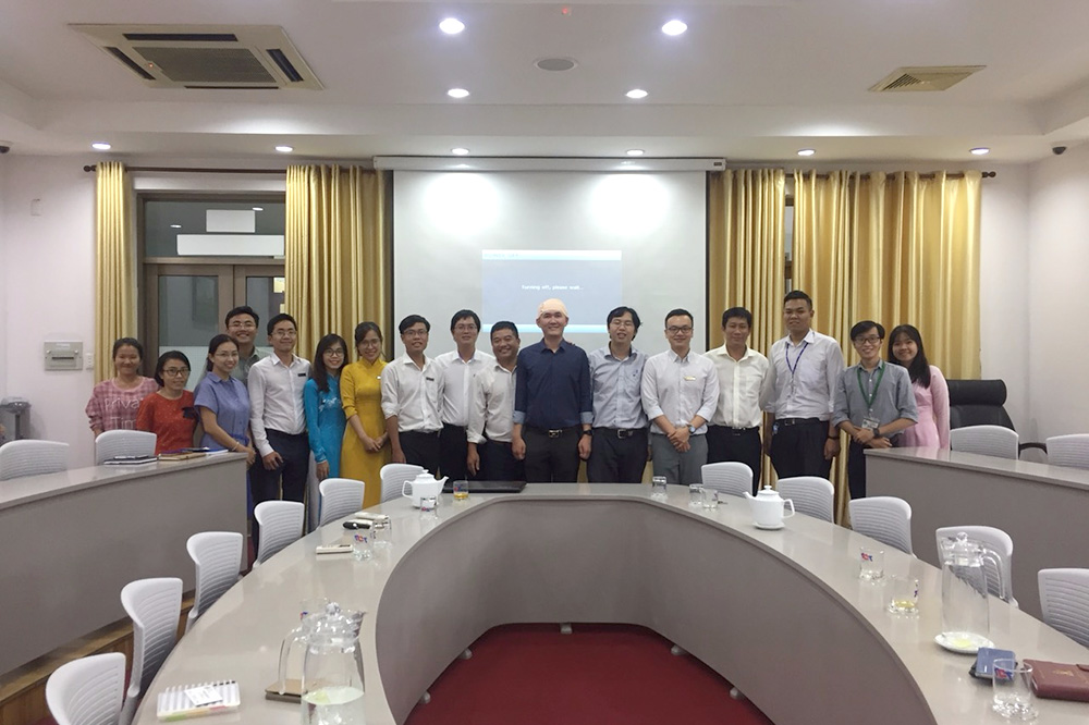 TS. Phạm Đức Hùng chụp ảnh lưu niệm với các nghiên cứu viên, cùng giảng viên và sinh viên Trường tham dự seminar